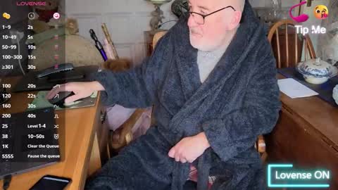 Snapshot of fellainsp8 chatting on December 3, 8:12 am Adam online show from December 3, 8:12 am