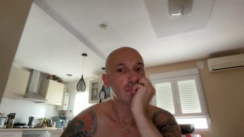 Snapshot of ferlucidaddy chatting on June 18, 9:14 am FerLuciDaddy online show from June 18, 9:14 am