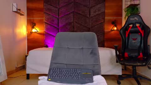 FERNANDA BROWN  online show from June 26, 8:13 pm