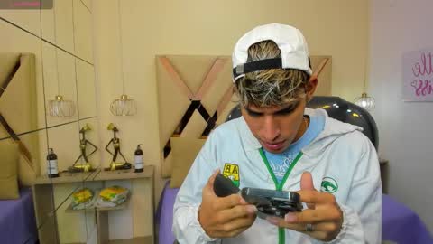 Snapshot of ferphoenix_ chatting on November 9, 3:16 am FER PHOENIX online show from November 9, 3:16 am