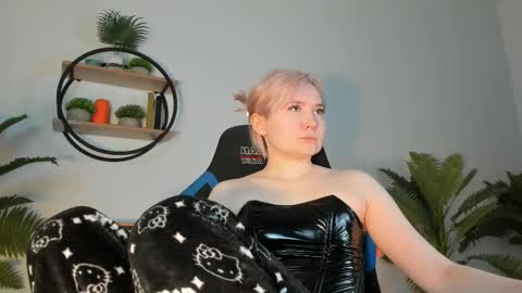 Snapshot of fetishrey chatting on March 8, 11:27 am Rey online show from March 8, 11:27 am