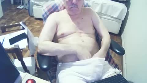 Snapshot of filhober chatting on December 8, 2:07 am filhober online show from December 8, 2:07 am