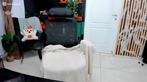 Snapshot of fireflowers_ chatting on November 4, 9:58 pm Kallisy online show from November 4, 9:58 pm