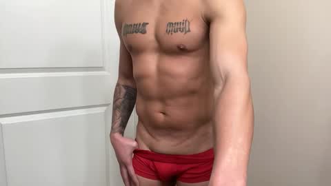 Snapshot of fithornyandtatted chatting on December 2, 8:37 pm fithornyandtatted online show from December 2, 8:37 pm