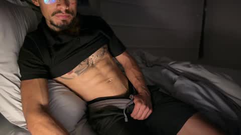 Snapshot of fitjacques chatting on May 7, 1:22 am fitjacques online show from May 7, 1:22 am