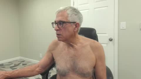 Snapshot of fitman999 chatting on December 22, 4:17 am Jon online show from December 22, 4:17 am