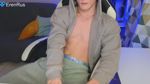 Snapshot of fixsicki chatting on December 6, 9:35 pm Eren. online show from December 6, 9:35 pm