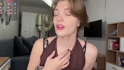 Snapshot of florenceheatly chatting on June 14, 11:12 am Flora online show from June 14, 11:12 am