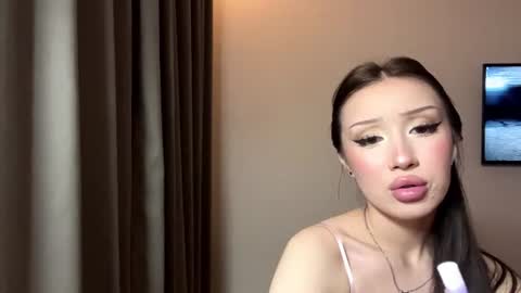 Snapshot of florinebolevice chatting on June 24, 9:25 pm Lucy online show from June 24, 9:25 pm