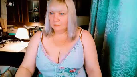 Snapshot of flowerahbutterf chatting on September 21, 8:21 pm FlowerAhButterf online show from September 21, 8:21 pm