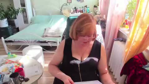 Snapshot of flowerlover8 chatting on June 19, 1:15 pm Flowerlower online show from June 19, 1:15 pm