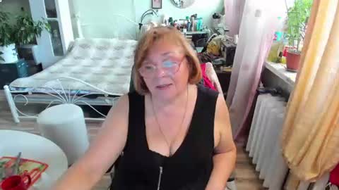 Snapshot of flowerlover8 chatting on June 21, 7:11 am Flowerlower online show from June 21, 7:11 am