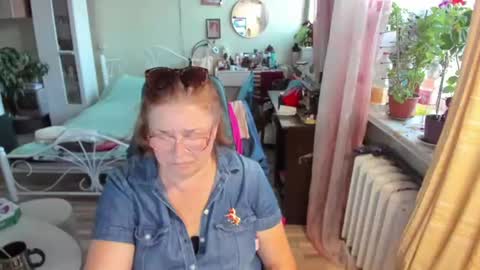 Snapshot of flowerlover8 chatting on July 18, 6:34 pm Flowerlower online show from July 18, 6:34 pm
