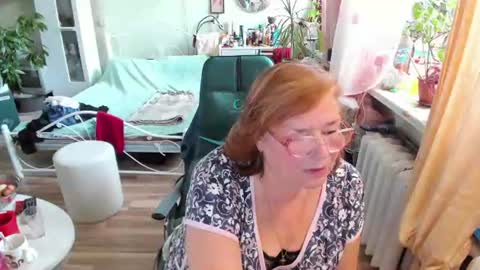 Snapshot of flowerlover8 chatting on August 1, 3:11 pm Flowerlower online show from August 1, 3:11 pm