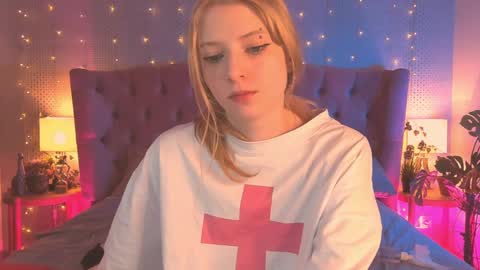 Snapshot of fluffy_ice chatting on March 7, 7:19 am Mia online show from March 7, 7:19 am