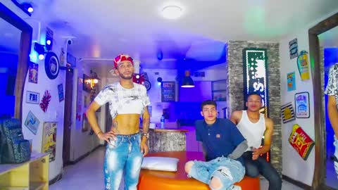 Snapshot of flyckers chatting on December 15, 1:13 am flyckers online show from December 15, 1:13 am