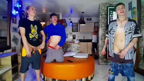 Snapshot of flyckers chatting on December 23, 12:46 am flyckers online show from December 23, 12:46 am