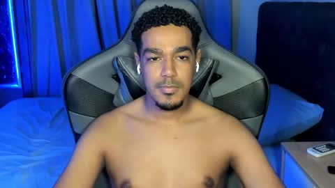 Snapshot of fmoreno10 chatting on December 17, 9:43 pm Carlos online show from December 17, 9:43 pm