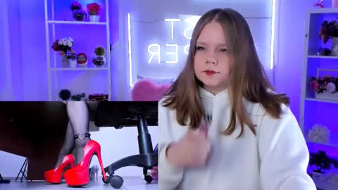 Snapshot of footfetish_baby chatting on February 10, 12:52 am Molly online show from February 10, 12:52 am