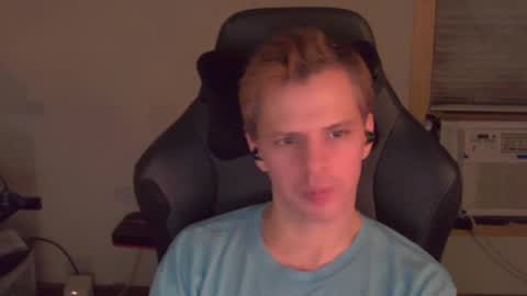 Snapshot of forever_broken chatting on October 31, 5:52 am forever_broken online show from October 31, 5:52 am