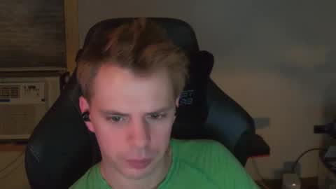 Snapshot of forever_broken chatting on December 2, 6:30 am forever_broken online show from December 2, 6:30 am