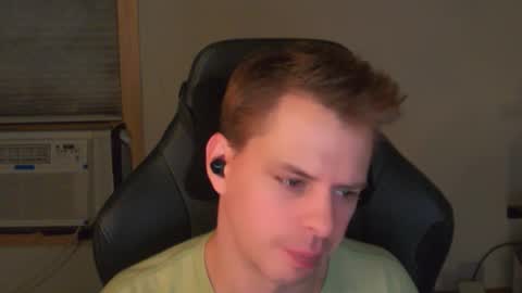 Snapshot of forever_broken chatting on December 5, 6:00 am forever_broken online show from December 5, 6:00 am