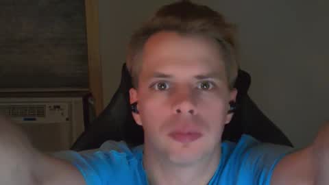 Snapshot of forever_broken chatting on December 15, 6:06 am forever_broken online show from December 15, 6:06 am