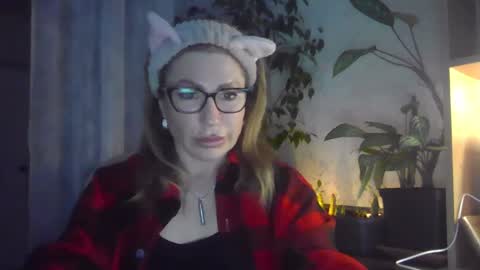 Snapshot of fox_red_lady7 chatting on March 1, 3:49 pm fox_red_lady7 online show from March 1, 3:49 pm