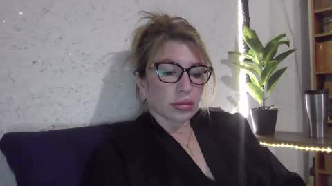 Snapshot of fox_red_lady7 chatting on March 9, 6:32 pm fox_red_lady7 online show from March 9, 6:32 pm