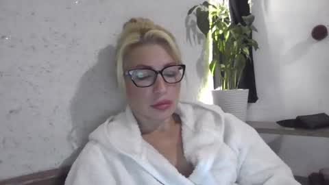 Snapshot of fox_red_lady7 chatting on October 8, 7:44 pm fox_red_lady7 online show from October 8, 7:44 pm