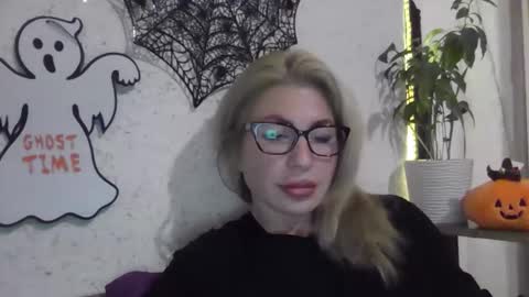 Snapshot of fox_red_lady7 chatting on October 28, 7:38 pm fox_red_lady7 online show from October 28, 7:38 pm