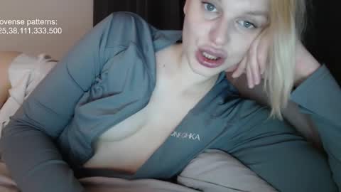 Snapshot of foxfrromearth chatting on November 13, 7:46 pm i am your baby Alien online show from November 13, 7:46 pm