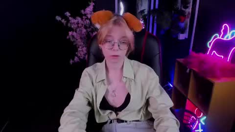 Snapshot of foxxxypolly chatting on June 17, 5:32 am Polly online show from June 17, 5:32 am