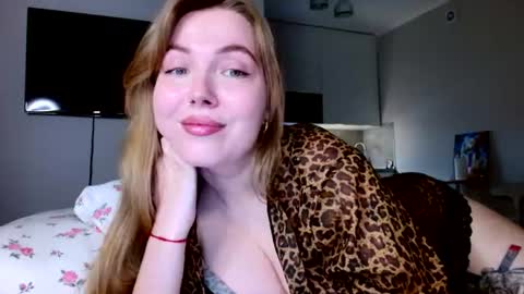 Snapshot of foxxycindy chatting on August 6, 8:33 pm Cindy online show from August 6, 8:33 pm