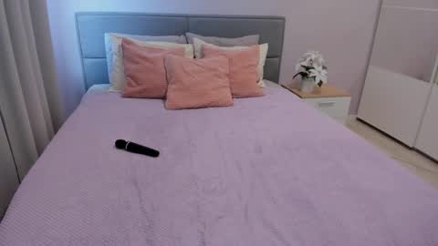 Snapshot of foxynika_ chatting on February 18, 8:27 am Nikadont forgot give me thumbs up online show from February 18, 8:27 am