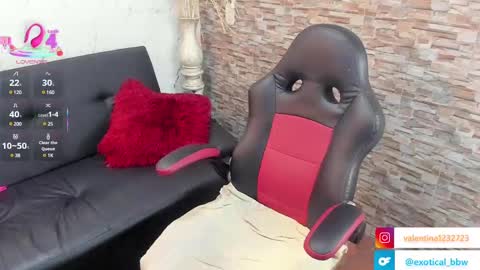 Snapshot of francesca_bbw chatting on February 12, 7:34 am online show from February 12, 7:34 am