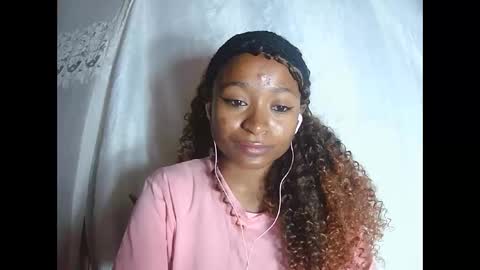 Snapshot of francine925426 chatting on November 28, 10:18 am francine925426 online show from November 28, 10:18 am