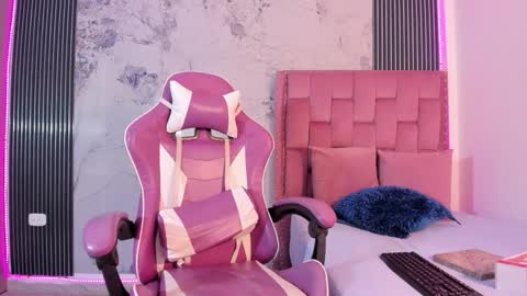 Laura online show from November 21, 7:45 pm