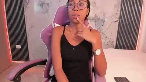Laura online show from June 12, 7:35 pm