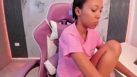 Laura online show from June 19, 7:17 pm