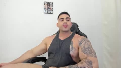 Snapshot of frank_foxx1 chatting on February 4, 2:39 am frank_foxx1 online show from February 4, 2:39 am