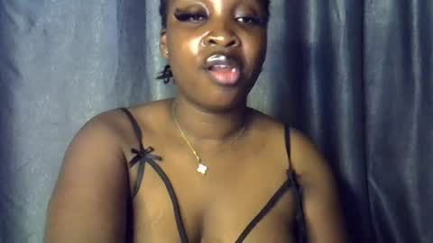Snapshot of freaky_brula chatting on June 15, 10:45 pm freaky brula online show from June 15, 10:45 pm