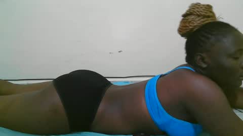 Snapshot of freaky_hearts chatting on June 20, 7:55 am ellina online show from June 20, 7:55 am