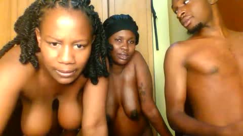 Snapshot of freakyg292511 chatting on December 4, 12:03 pm freakyg292511 online show from December 4, 12:03 pm