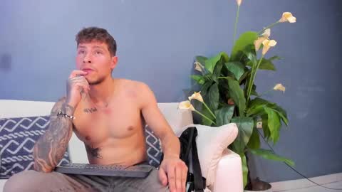 Snapshot of french_sexx chatting on October 3, 1:24 am Xavier online show from October 3, 1:24 am