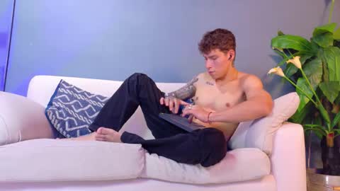 Snapshot of french_sexx chatting on October 20, 2:34 am Xavier online show from October 20, 2:34 am