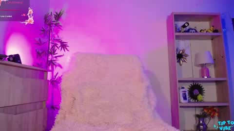 Snapshot of fresita44 chatting on December 14, 3:18 am see u 500 pm hora col online show from December 14, 3:18 am