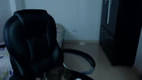 Snapshot of freud_x_louise1 chatting on January 7, 2:10 am Louise online show from January 7, 2:10 am