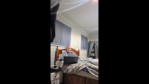 Snapshot of friendlydave528793 chatting on December 16, 8:08 am friendlydave528793 online show from December 16, 8:08 am