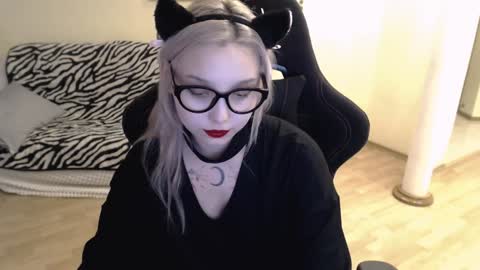 Snapshot of fromsun_forsoul chatting on December 5, 10:23 am Lilith online show from December 5, 10:23 am